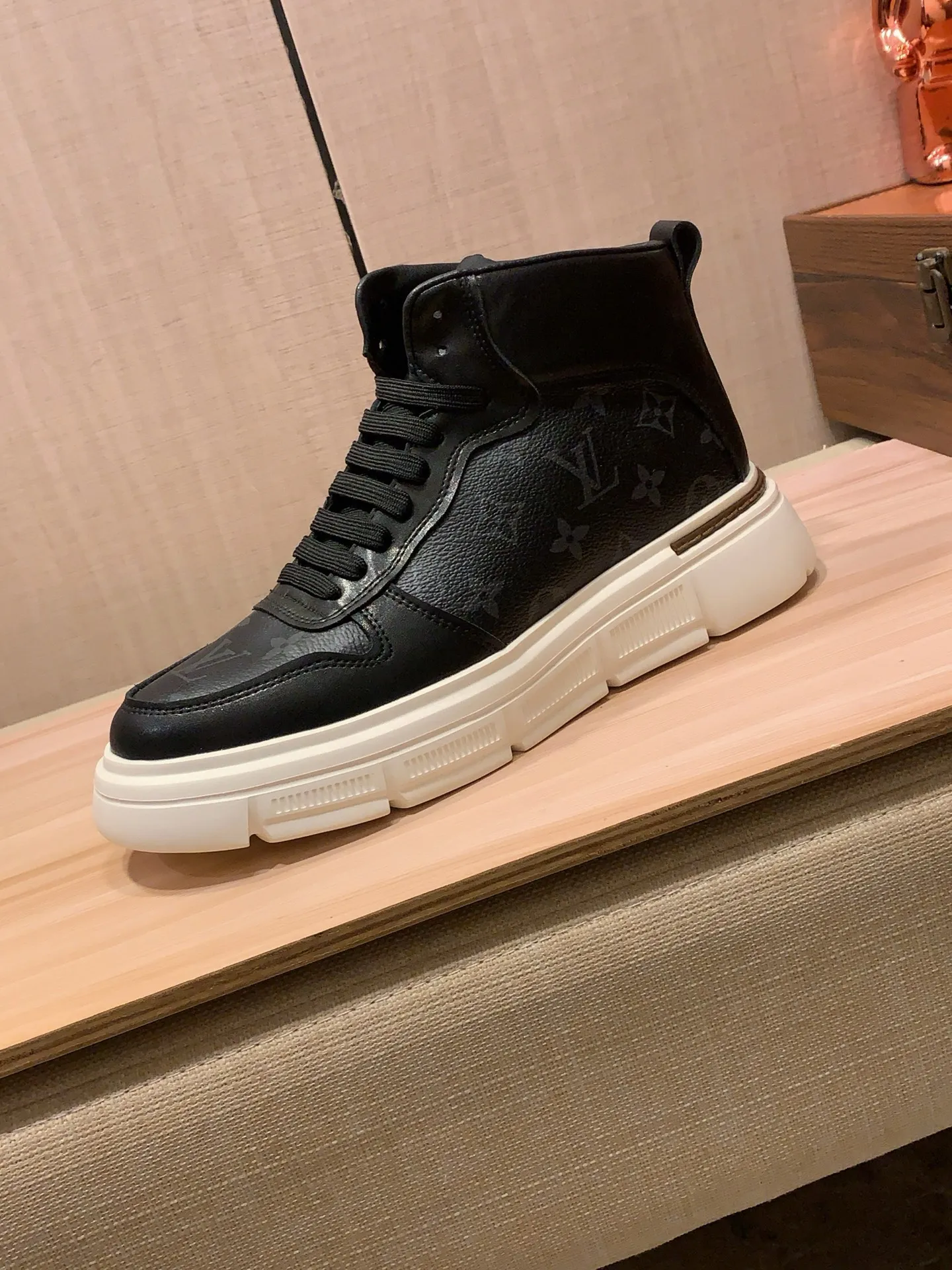 High-top men's shoes 💰442💰💰🎩🎩[Lightning][Lightning] "Lv*" The latest • popular casual shoes, top brand [Seduce] luxury~purchase, top~quality. [Strong] The upper is made of imported breathable cowhide with material ➕ breathable sheepskin feet (•) and fine workmanship. The original stylish and stylish soft rubber wear-resistant and non-slip outsole is light and comfortable on the feet. The real thing looks better when photographed. 122: code: 38-44, 2️⃣ colors selected